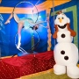 La princesse des neiges acrobate et son ami Olaf