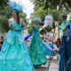 Spectacle de rue avec échassiers et bulles géantes - Les Atlantes par Tandem Production.