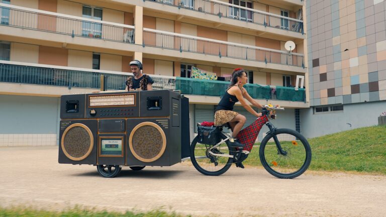 Le Cycloblaster, radio sur roues géantes pour vos événements.