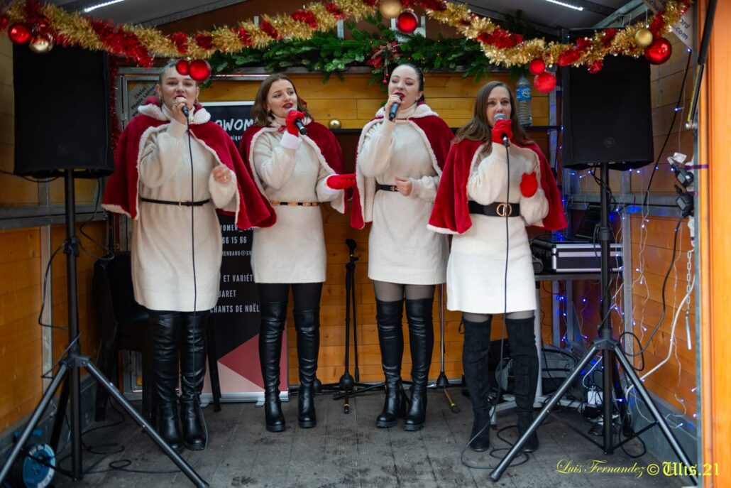 Quatre chanteuses interprétant des chants de Noël