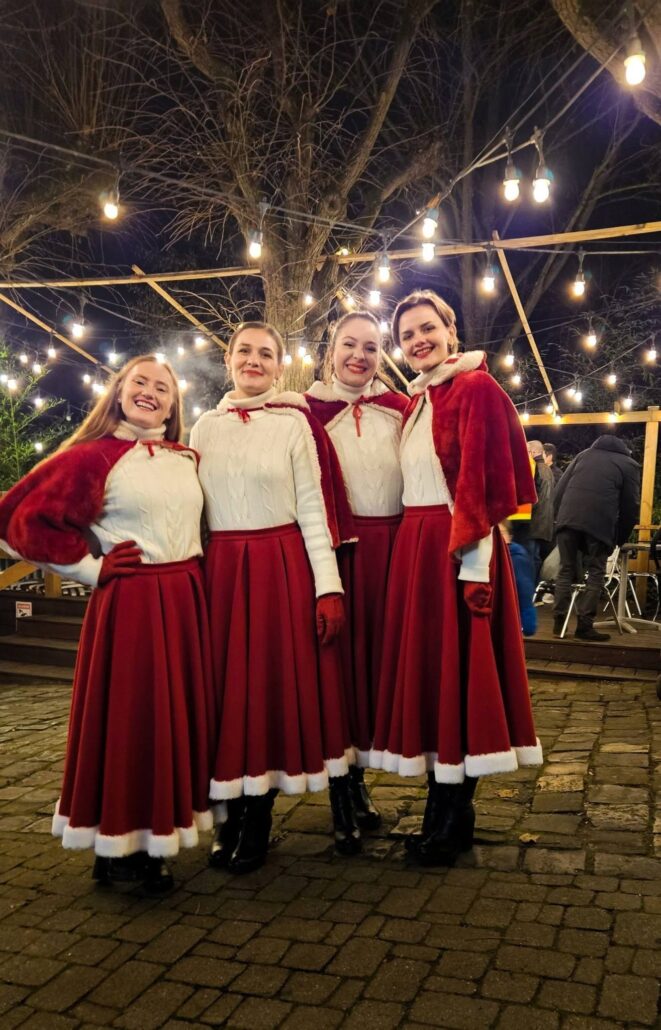 Quatuor vocal féminin en costumes de Noël