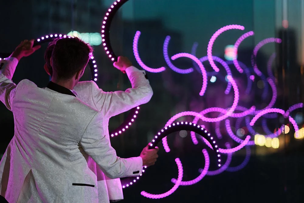 Spectacle de jonglerie lumineuse avec accessoires LED