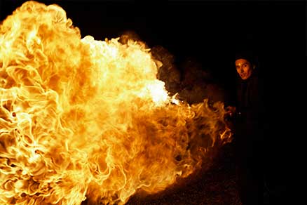 Shay manipulation de feu pendant son spectacle